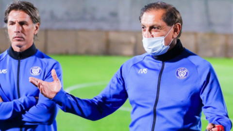 El entrenador argentino en una foto de Twitter del Al Nasar FC.