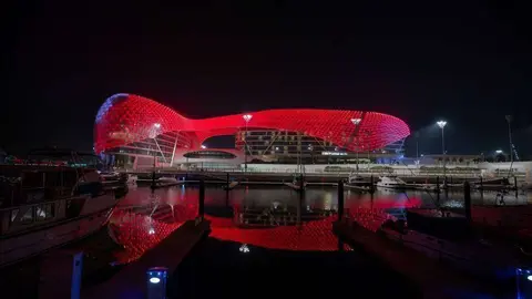 Yas Island se vuelve roja para acompañar a la sonda Hope. (WAM)