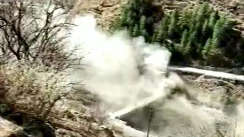 Una presa destruida por la avalancha en India. (Reuters)