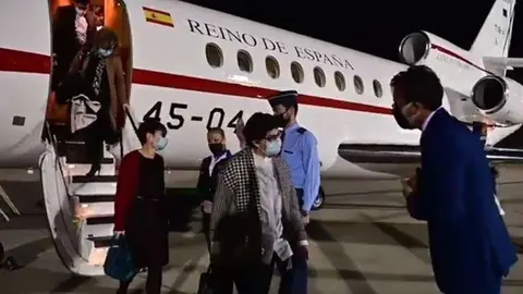 El embajador de España en Emiratos Árabes recibe a la ministra de Asuntos Esteriores a pie de pista en Abu Dhabi. (@SpainMFA)