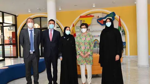 La ministra de Exteriores de España en 2021, Arantxa González, con los miembros del consejo de administración de The Spanish School of Abu Dhabi en febrero de 2021. (Manaf K. Abbas)