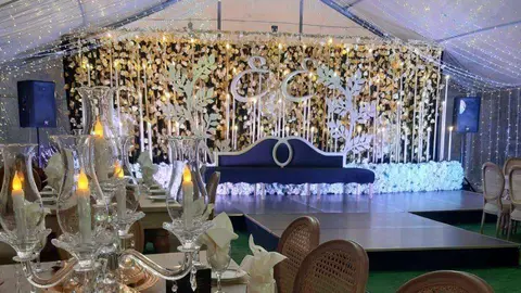 A modo ilustrativo, un salón de celebraciones preparado para un evento. (WAM)