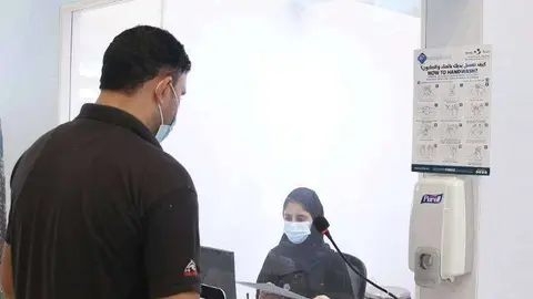 Registro en uno de los nuevos centros de vacunación de SEHA. (WAM)