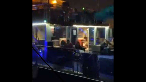 Un fotograma del vídeo de la fiesta intervenida por la Policía en Dubai. (@DXBMediaOffice)