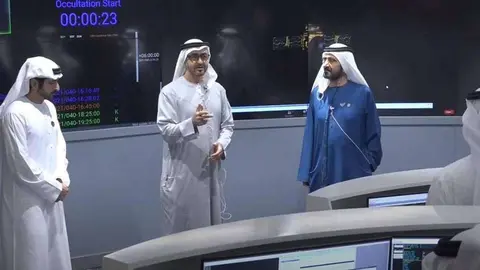 El jeque Mohamed bin Zayed,el jeque Mohammed bin Rashid agradecen personalmente al personal del control de la misión en Dubai. 