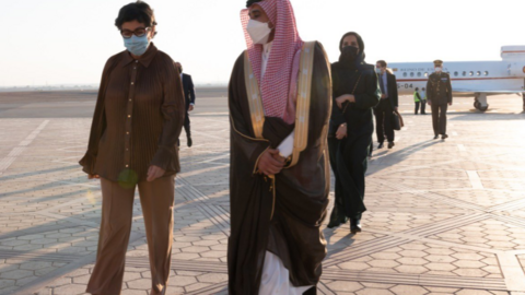 La ministra de Exteriores de España en el aeropuerto de Riad. (Twitter Exteriores)