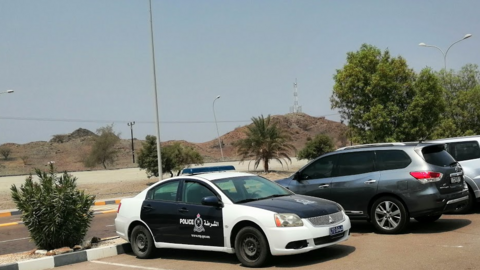 Un coche de la Policía de Omán en la frontera con Emiratos Árabes. (EL CORREO)