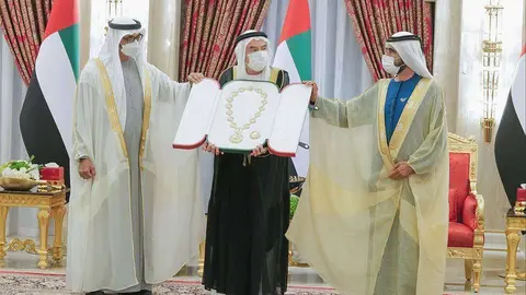 El gobernante de Dubai y el príncipe heredero de Abu Dhabi entregan un reconocimiento a Anwar Gargash. (Twitter)