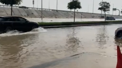 Una captura del vídeo de la carretera inundada. (Fuente externa)