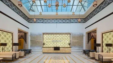 El vestíbulo que te recibe cuando entras en el hotel Occidental Al Jaddaf causa gran impacto. (Cedida)