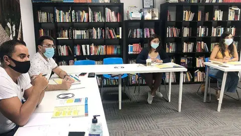 Alumnos asisten a una clase presencial en la sede de UCAM Dubai. (Cedida)