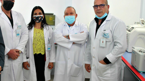 De izquierda a derecha, los doctores Yandy Castillo, Gina Torres, René Antonio Rivero y Antonio Bencomo, en el laboratorio del Centro de Células Madre de Abu Dhabi. (EL CORREO)