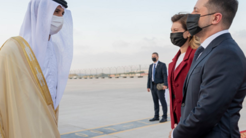 El presidente de Ucrania y el ministro de Economía emiratí en Abu Dhabi. (WAM)