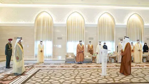 El embajador emiratí en Israel ante el gobernante de Dubai. (WAM)