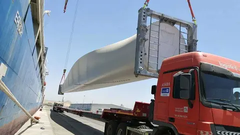 Camión de gran tonelaje carga una de las turbinas llegadas al puerto de Duba en Arabia Saudita. (WAM)