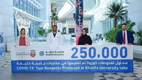 Irene Chaves, a la izquierda, junto a representantes del DOH y la Universidad Khalifa, con quienes ha desarrollado el kit BGS-50 de extracción de RNA para Covid19.