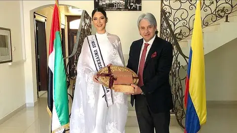 Jaime Amín entrega un obsequio a Laura Olascuaga en la Embajada de Colombia en Emiratos Árabes Unidos. (EL CORREO)