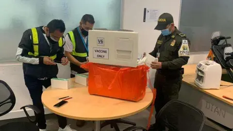 Autoridades aeroportuarias difundieron esta imagen de la confiscación de las vacunas en Bogotá.