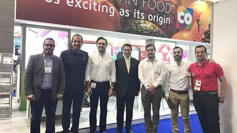 El embajador Faihan Al Fayez, junto a empresarios de Colombia en el pabellón de su país en Gulfood 2018. (Cedida)
