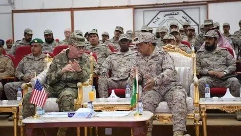 Las Fuerzas Terrestres Reales de Arabia Saudita y las tropas del Ejército de EEUU, en una ceremonia de ejercicios militares conjuntos. (SPA)