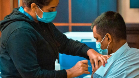 Un profesional de Barceló recibe una de las dosis de la vacuna Covid-19 en Dubai. (Cedida)