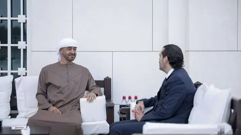 El príncipe heredero de Abu Dhabi y el primer ministro libanés, Saad Al Hariri. (WAM)