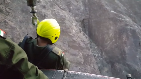 La turista herida en las montañas de RAK tuvo que ser rescatada con una grúa.