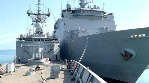 La fragata Reina Sofia, junto a otro buque. (Armada Española)