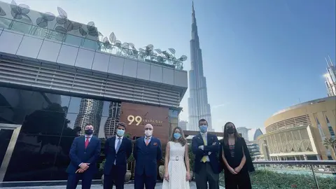 De izquierda a derecha, Erik Rovina, Andrés Salinero, Ramón Merino, Xiana Méndez, Guillermo Cobelo y Miriam Llano, ante el Burj Khalifa en Dubai. (EL CORREO)