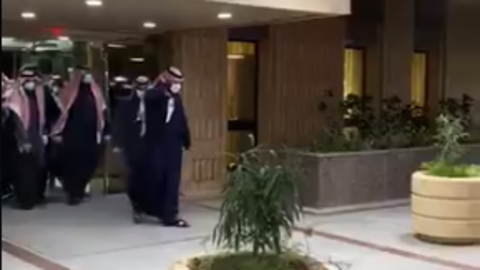 Mohammed bin Salman, a su salida del hospital tras la intervención. (SPA)
