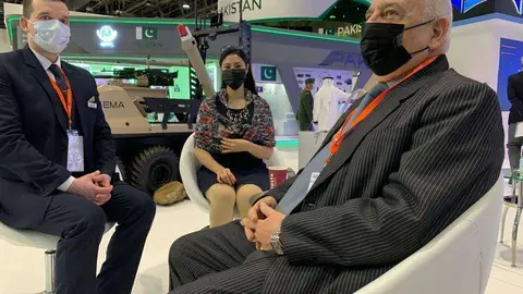 A la derecha, Roberto Blanco, embajador de Cuba, junto a Ailyn Martínez en IDEX. (EL CORREO)