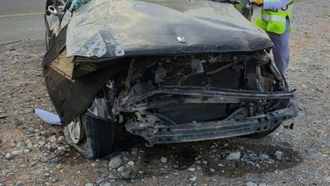 La Policía de RAK difundió esta imagen del estado en el que quedó el coche tras el accidente.