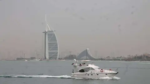 Una imagen desde La Palmera de Dubai con el Burj Al Arab al fondo. (EL CORREO)