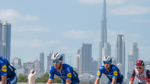 El gobernante saluda a los ciclistas. (Dubai Media Office)