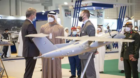 El príncipe heredero de Abu Dhabi durante una visita a IDEX 2021. (WAM)