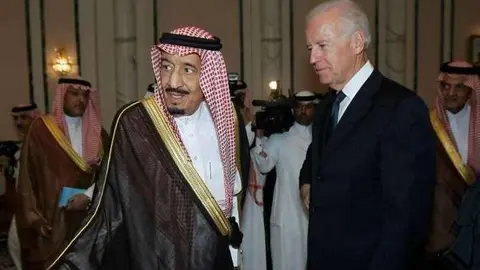 En una foto de archivo el rey Salman de Arabia Saudita y el presidente Biden. (Reuters)