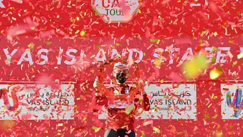 El ciclista esloveno en el podio de Abu Dhabi. (UAETour)