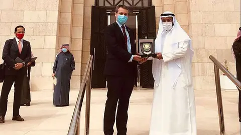 Rodrigo Yáñez, subsecretario de Relaciones Económicas Internacionales de Chile, junto al secretario general del Consejo de Cooperación del Golfo, Abdullatif Bin Rashid Al Zayani, ante la sede del organismo en Riad. (Cedida)