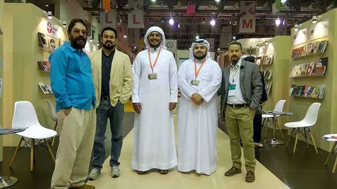 En la foto de izquierda a derecha, los poetas Mario Bojórquez y Ali Calderón junto a delegados emiratíes. (Richard Ramos)