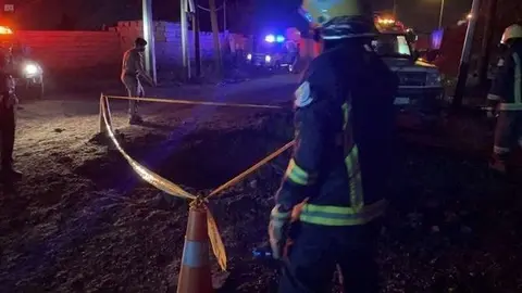 La defensa civil de Arabia Saudita dijo que un proyectil militar lanzado por los hutíes de Yemen cayó en la región de Jazan e hirió a cinco civiles. (SPA)