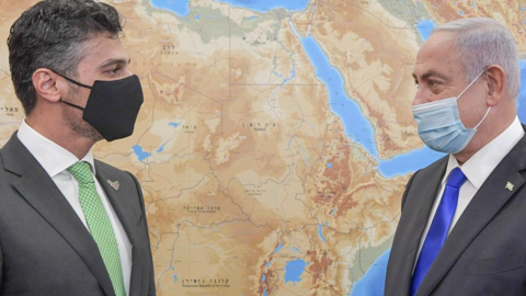 El embajador de Emiratos Árabes Unidos en Israel junto a  Benjamin Netanyahu. (Twitter)