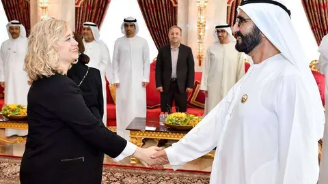 La científica española Lourdes Vega recibe el premio de manos del gobernante de Dubai.