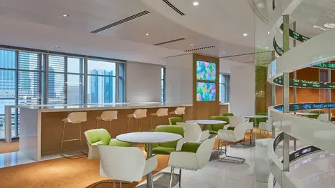 Oficinas de Asharq TV en Dubai con mobiliario de Andreu World. /  Asharq TV offices in Dubai with furniture by Andreu World. (Cedida)