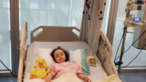 Dubai Media Office difundió esta imagen de la niña iraquí en el hospital del emirato.