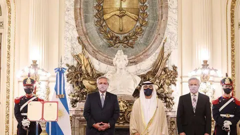 El presidente de Argentina junto al embajador de Emiratos Árabes, primero y segundo por la izquierda. (Wam)
