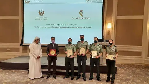 Guardias civiles y embajador de España reciben el reconocimiento de Emiratos Árabes Unidos. (Cedida)