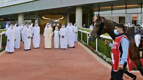 Foto de archivo del jeque Mohammed bin Rashid Al Maktoum en el hipódromo de Meydan. (WAM)