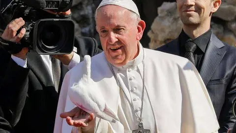 El Papa Francisco suelta una paloma en la ciudad vieja de Mosul. (Reuters)