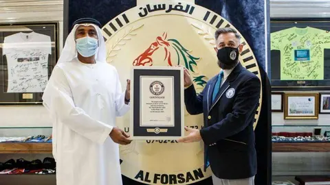 Entrega del Récord Guinness a Al Forsan por la medalla deportiva más grande del mundo. (WAM)