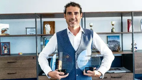 David Regueiro, director de Operaciones de RIF Trust, muestra dos distinciones recibidas por la labor que lleva a cabo su compañía. / David Regueiro, COO of RIF Trust, shows two awards for his company's work. (Cedida)